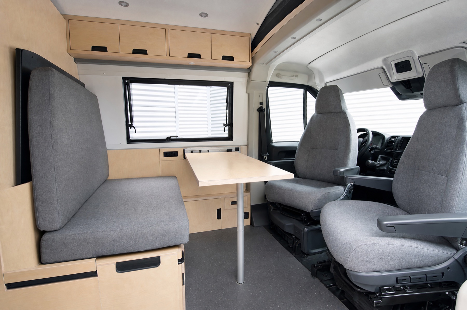 Innenraum eines CS-Reisemobils mit Sitzgruppe und Fahrerhaus